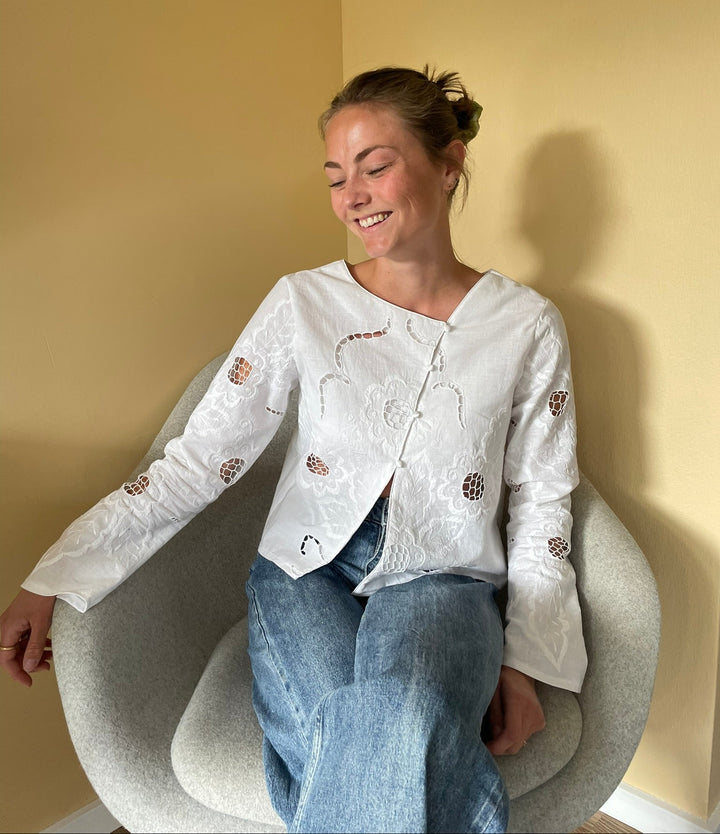 BELLA BLUSE SYMØNSTER (PDF) – DESIGNET AF DITTE ANDY (STR. 34-50)