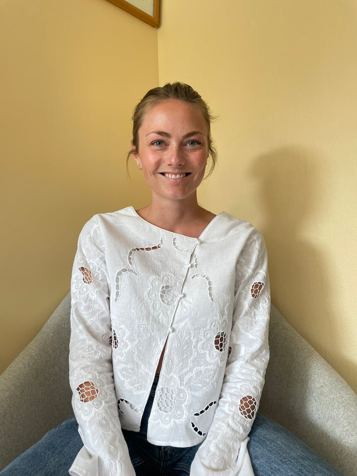 BELLA BLUSE SYMØNSTER (PDF) – DESIGNET AF DITTE ANDY (STR. 34-50)