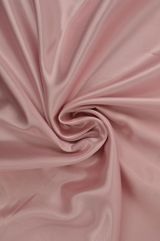 DUSTY LYSERØD SATIN STOF – LET & GLANSFULDT
