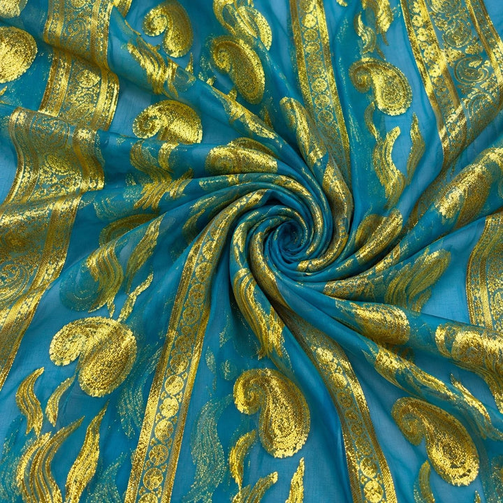 Turkis lurex chiffon med gyldne paisleymotiver og guldborter – stoffet formet som en spiral (billede 1 af 3)