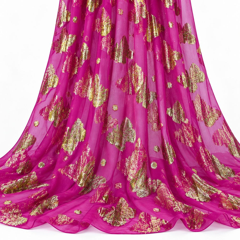 Pink lurex chiffon med gyldne sommerfuglemotiver – hængende i bløde folder på hvid baggrund (billede 2 af 3)