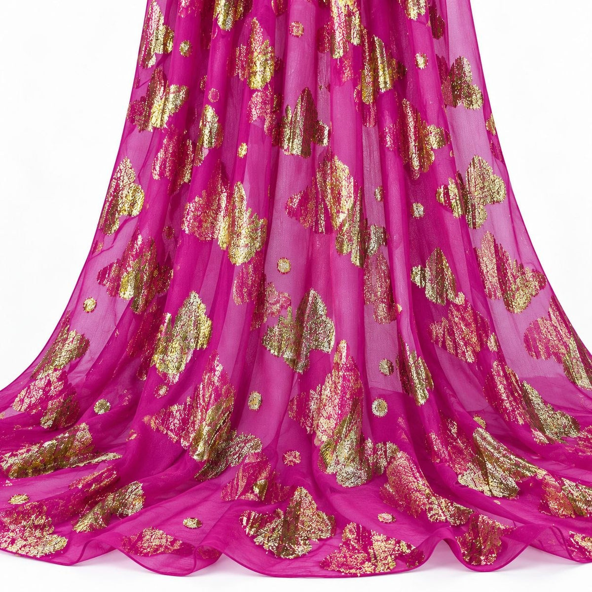 Pink lurex chiffon med gyldne sommerfuglemotiver – hængende i bløde folder på hvid baggrund (billede 2 af 3)