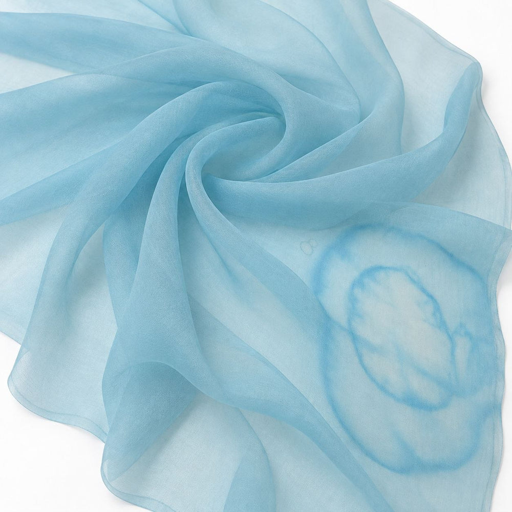 Lys blå/aqua silke chiffon – draperet, med misfarvningen tydeligt synlig (billede 2 af 2)