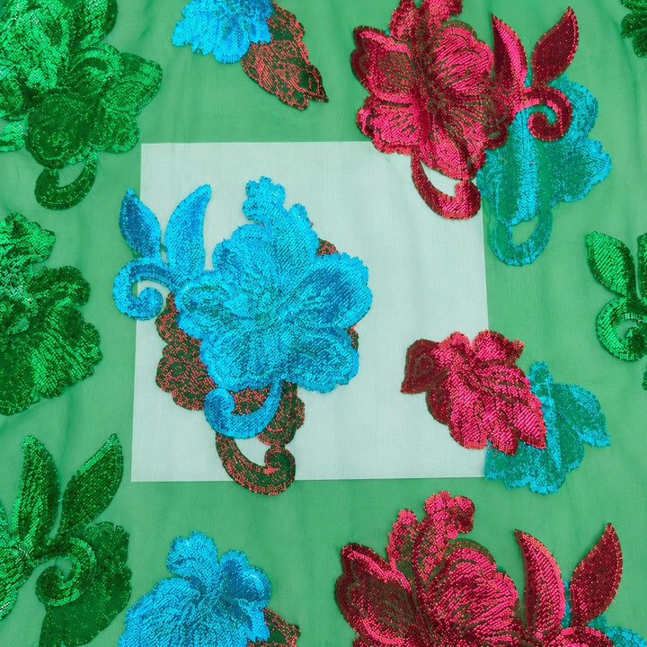 Grøn lurex chiffon – nærbillede af blomstermotiverne og stoffets gennemsigtighed (billede 3 af 3)