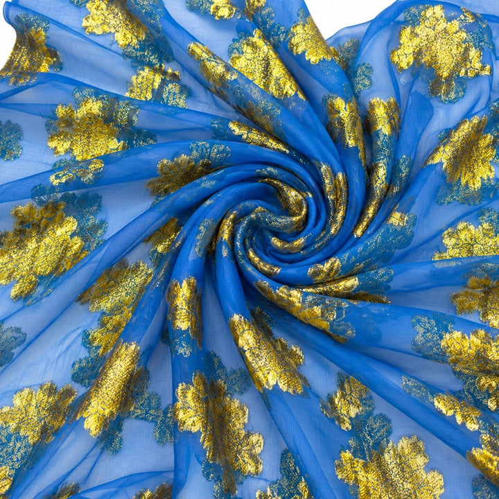 Kongeblå lurex chiffon med gyldent blomstermønster – stoffet formet som en spiral (billede 1 af 3)