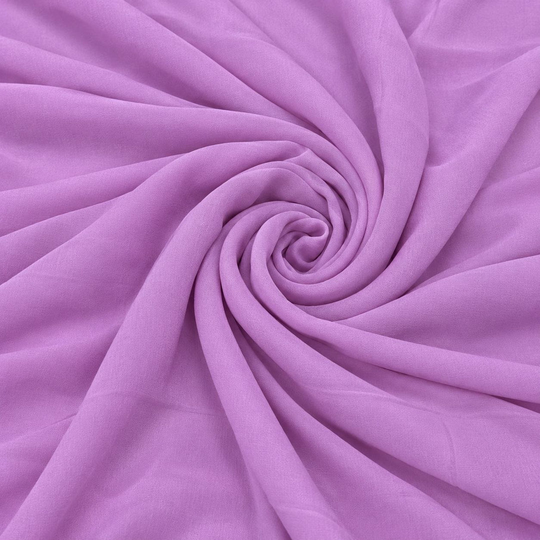 Lavendelfarvet silke georgette – 2. sortering – stoffet formet som en spiral, hvor den creppede overflade og de ujævne tråde ses (billede 1 af 3)