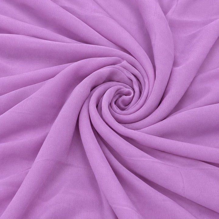 Lavendelfarvet silke georgette – 2. sortering – stoffet formet som en spiral, hvor den creppede overflade og de ujævne tråde ses (billede 1 af 3)
