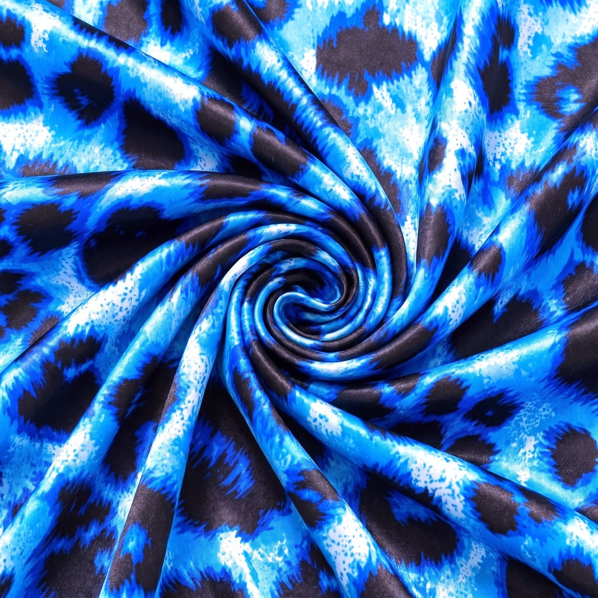 BLÅ SILKE M. LEOPARD MØNSTER – stoffet samlet i en blød swirl, med printet synligt (billede 1 af 3)
