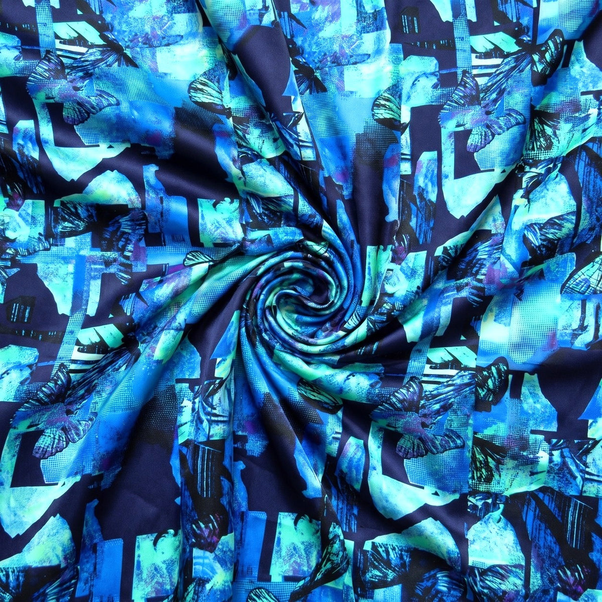 Blå silke med sommerfugle – stoffet samlet i en blød swirl, med printet synligt (billede 1 af 3)
