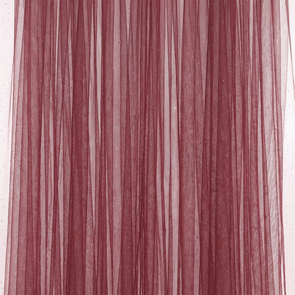Bordeaux glitter tyl med metallic — stoffet hængende og draperet, glitter fanger lyset