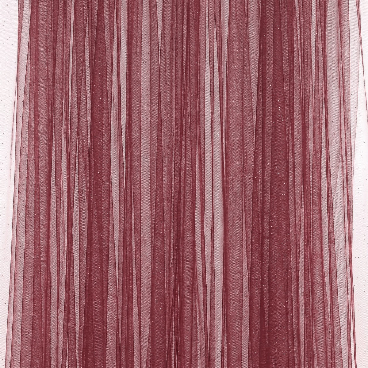 Bordeaux glitter tyl med metallic — stoffet hængende og draperet, glitter fanger lyset