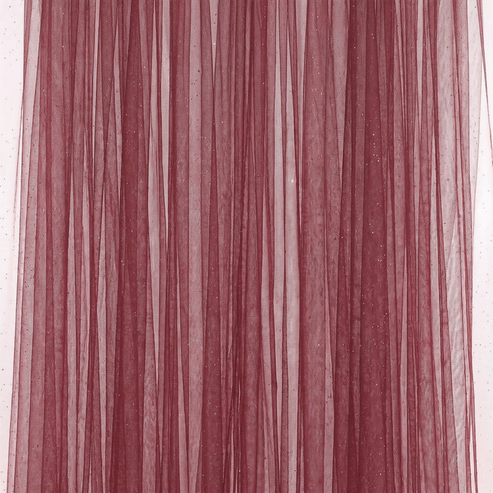 Bordeaux glitter tyl med metallic — stoffet hængende og draperet, glitter fanger lyset