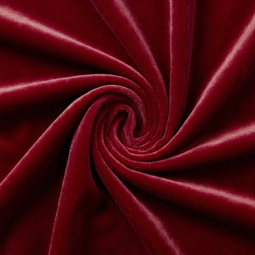 BORDEAUX MICRO VELOUR STOF – stoffet samlet i en blød swirl (billede 1 af 3)