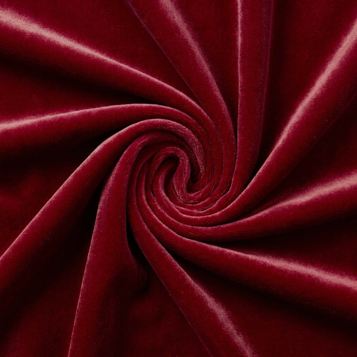 BORDEAUX MICRO VELOUR STOF – stoffet samlet i en blød swirl (billede 1 af 3)