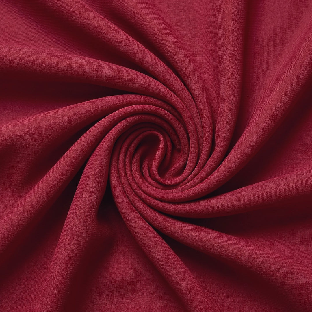 Bordeaux silke chiffon stof – stoffet samlet i en blød swirl (billede 1 af 8)
