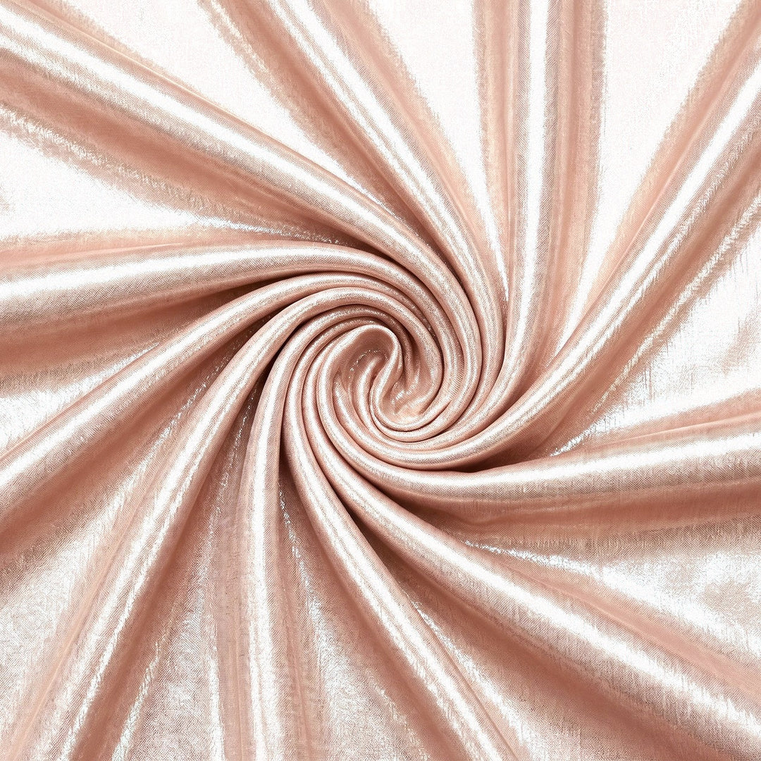 Lys champagne rosa foil stof — stoffet arrangeret i spiralform med bløde folder