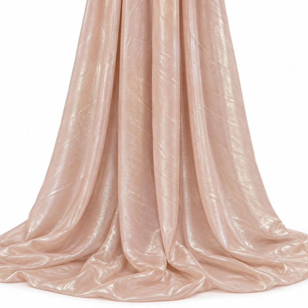 Lys champagne rosa foil stof — hængende og draperet, folien fanger lyset