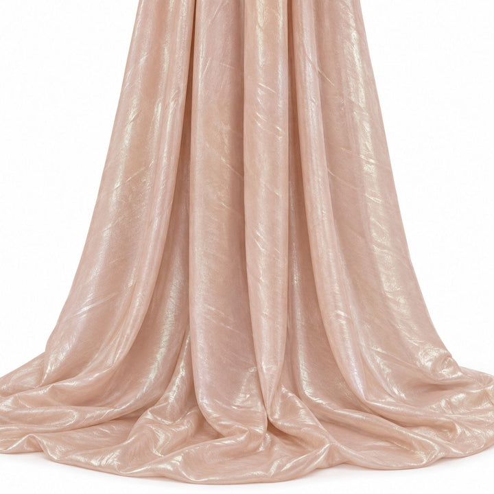 Lys champagne rosa foil stof — hængende og draperet, folien fanger lyset