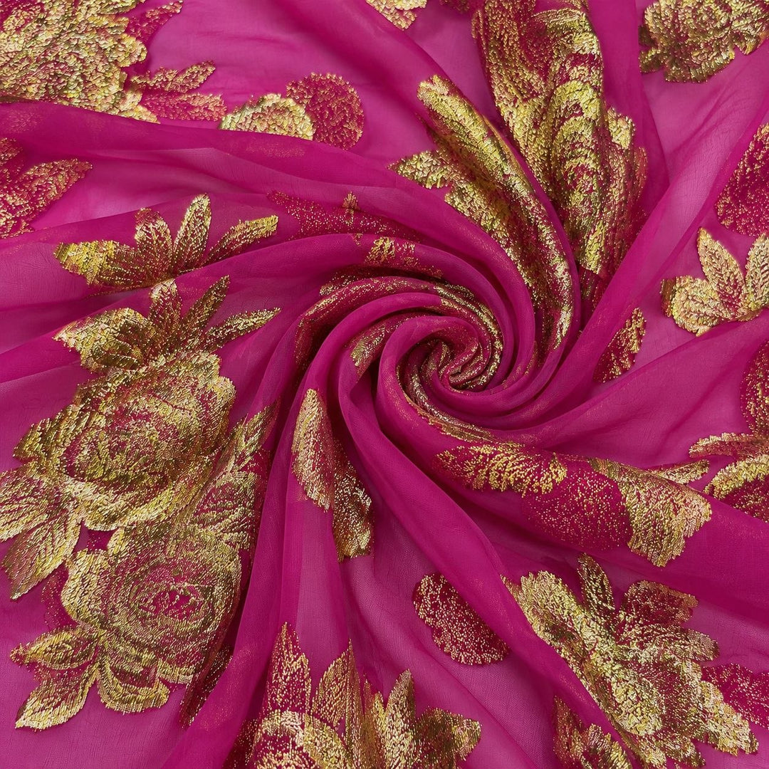 Magenta lurex chiffonsilk med gyldne blomstermotiver – stoffet formet som en spiral (billede 1 af 3)