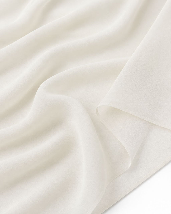 Råhvidt silke chiffon stof – fint væv med kant i detalje