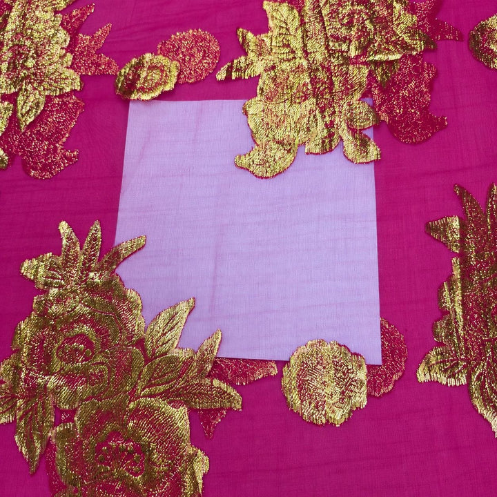 Magenta lurex chiffonsilk – nærbillede af blomstermotiverne og stoffets gennemsigtighed (billede 3 af 3)