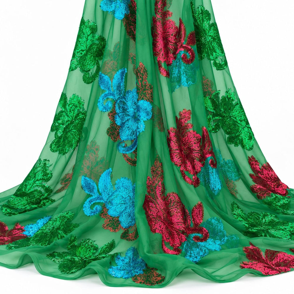 Grøn lurex chiffon med farverige blomstermotiver – hængende i bløde folder på hvid baggrund (billede 2 af 3)