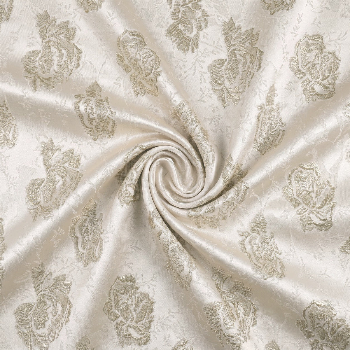 Champagnefarvet satin jacquard stof med blomster – stoffet samlet i en blød swirl, med det vævede blomstermønster synligt (billede 1 af 3)