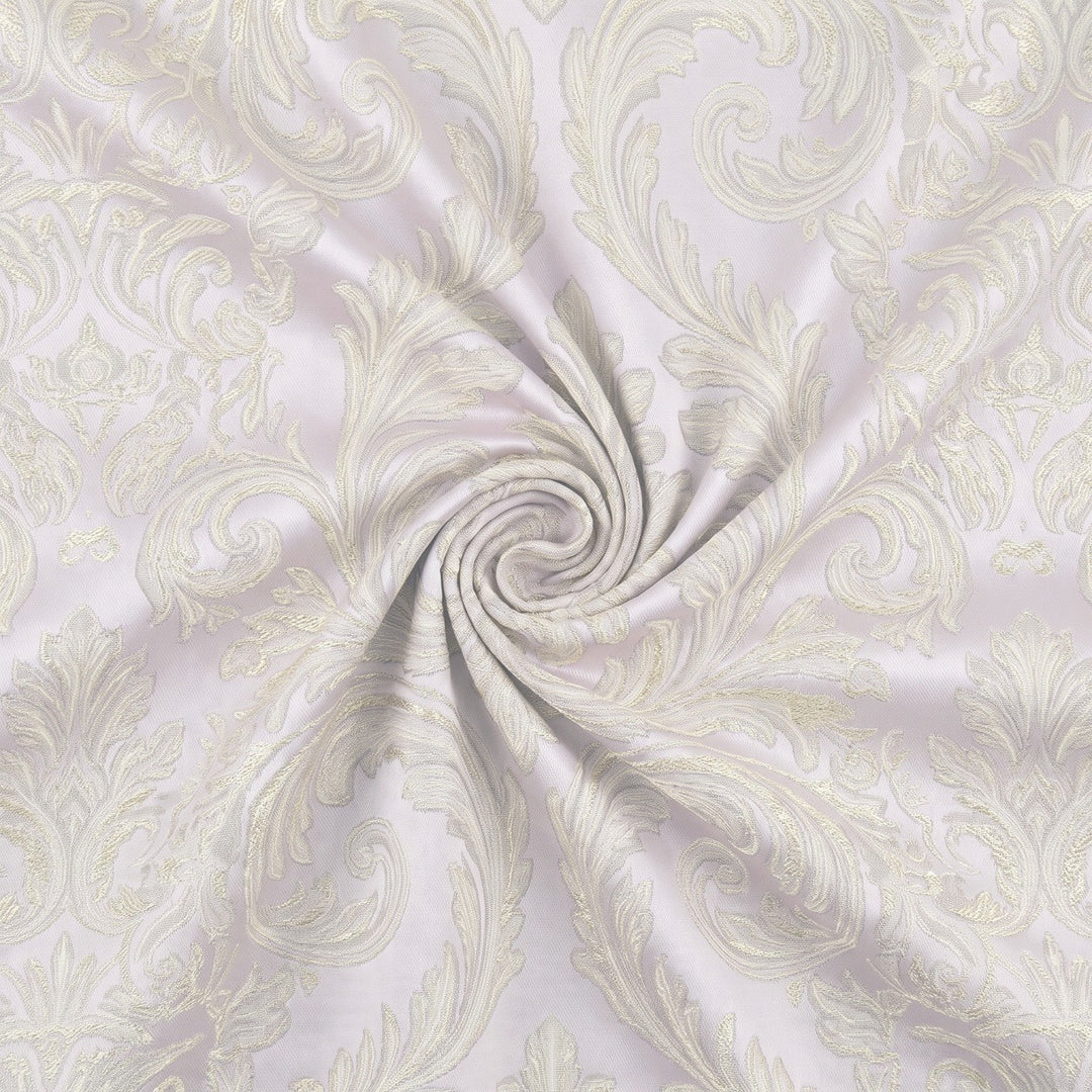 Champagnefarvet satin jacquard stof med blomsterranker – stoffet samlet i en blød swirl, med det vævede rankemønster synligt (billede 1 af 3)