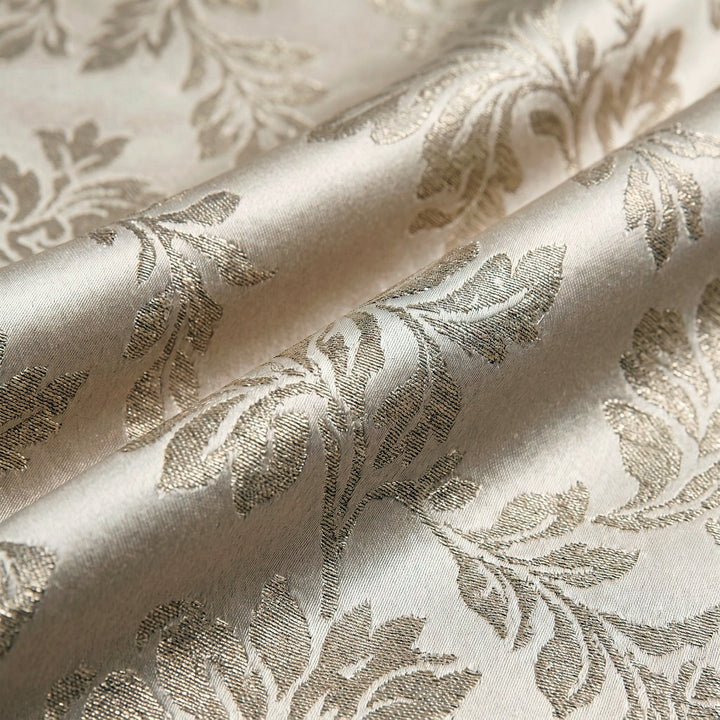 Champagnefarvet satin jacquard stof med botaniske motiver – nærbillede af det vævede bladmønster og satinens glans (billede 3 af 3)