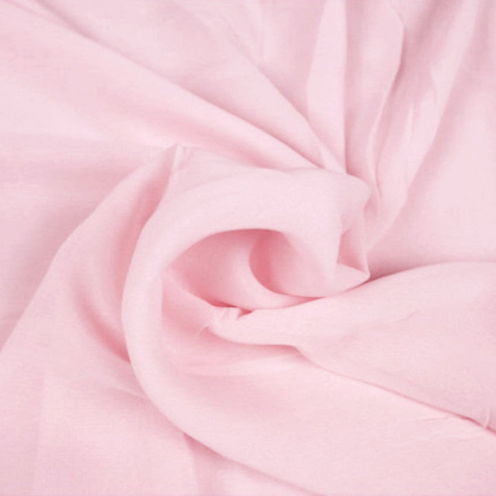 LYSERØD CHIFFON – LET, GENNEMSIGTIG & MED FLOT FALD