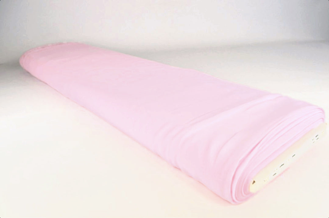 LYSERØD CHIFFON – LET, GENNEMSIGTIG & MED FLOT FALD