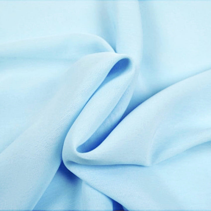 LYSEBLÅ CHIFFON – LET, GENNEMSIGTIG & MED FLOT FALD