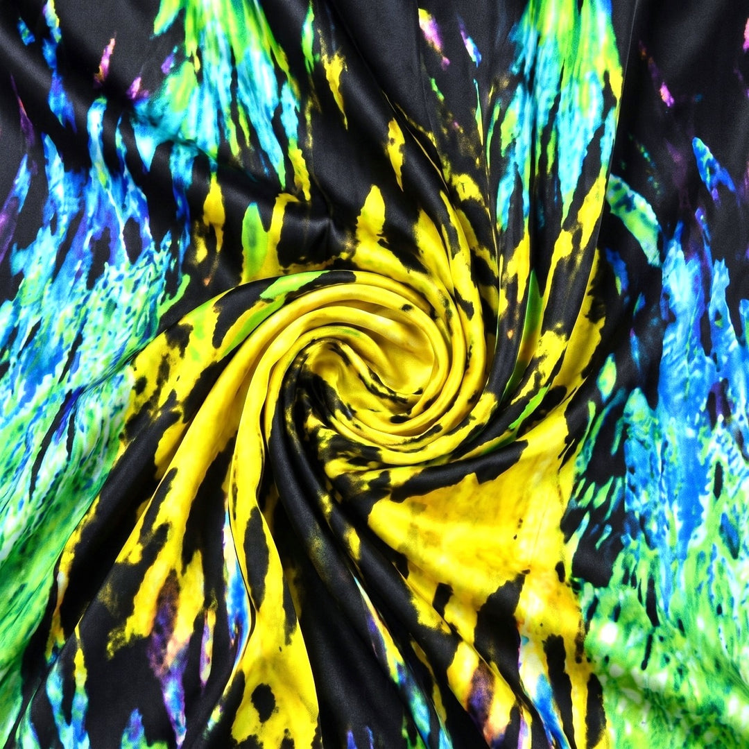 SILKE MED NEONMØNSTER - GRØN OG GUL (billede 1 af 3) – stoffet samlet i en blød swirl, med printet synligt (billede 1 af 3)