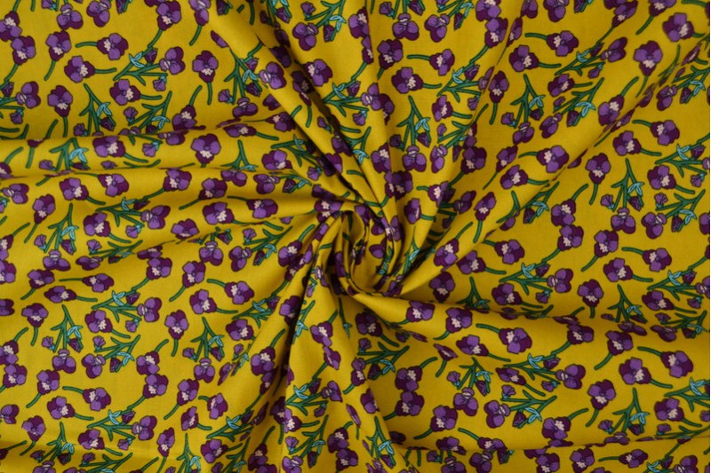GUL BOMULDSPOPLIN MED BLOMSTERPRINT – LILLA & GRØN