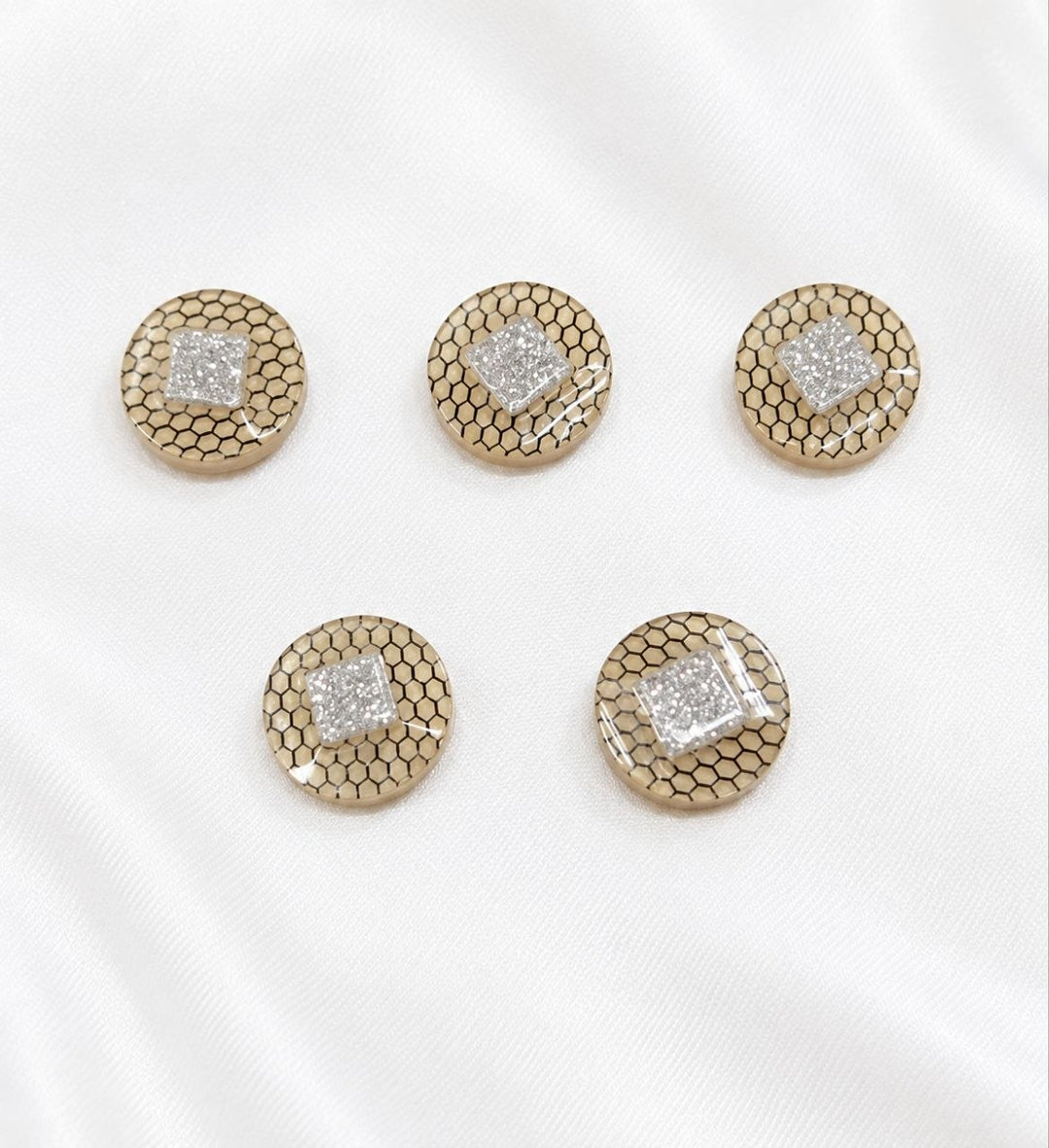 Creme/beige knapper med sort mønster og sølv glimmer – 5 stk.
