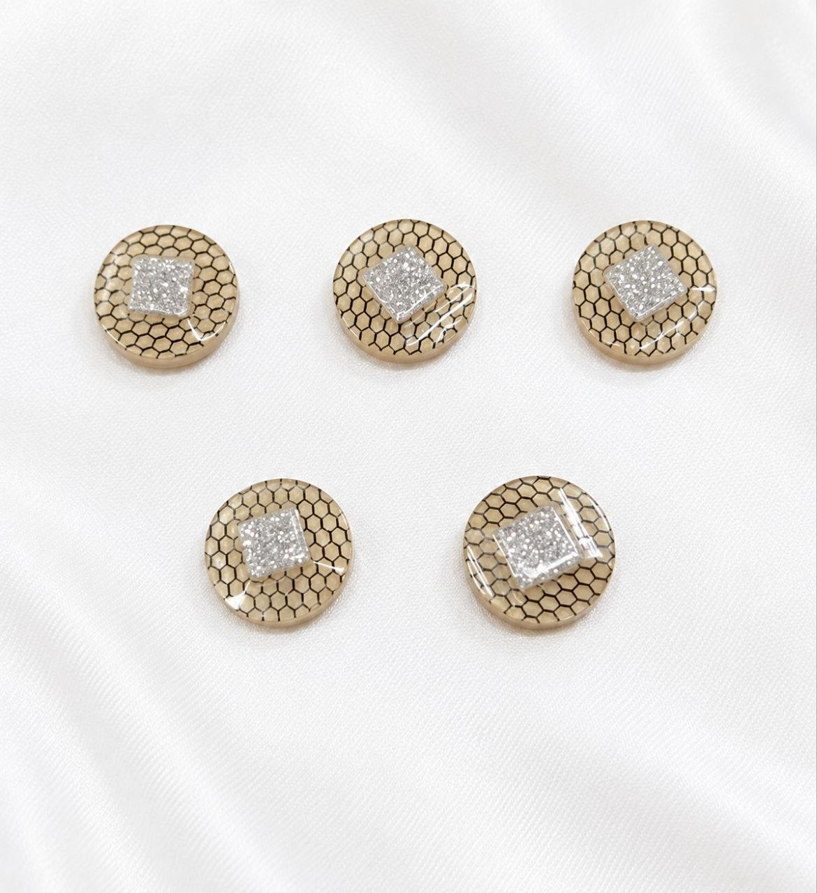 Creme/beige knapper med sort mønster og sølv glimmer – 5 stk.