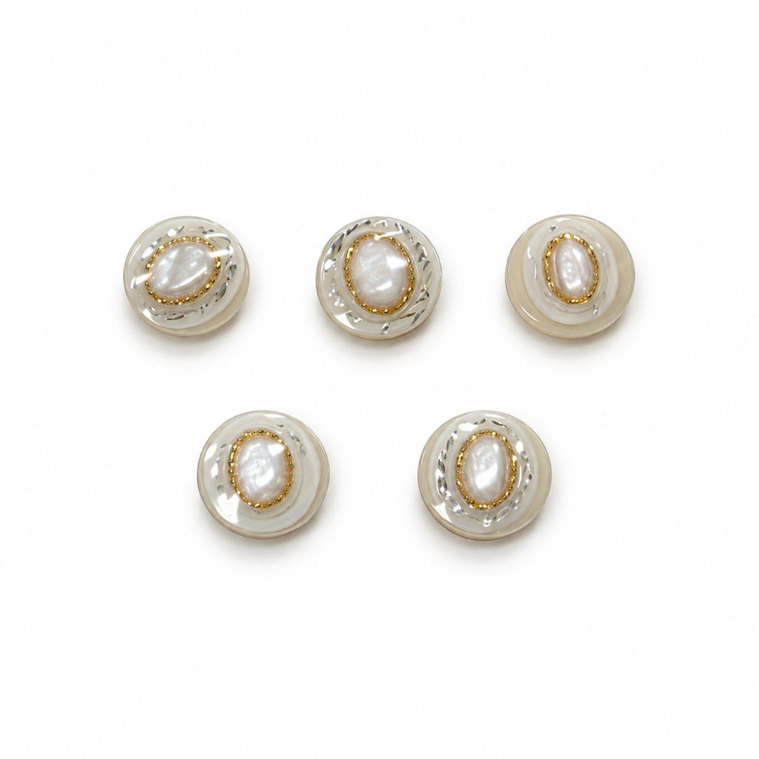 Creme/perlemor knapper med guld- og sølvdetaljer – 5 stk.