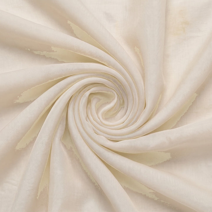 Creme silke chiffon – stoffet samlet i en blød swirl med pletter og farveafsmitning (billede 1 af 3)