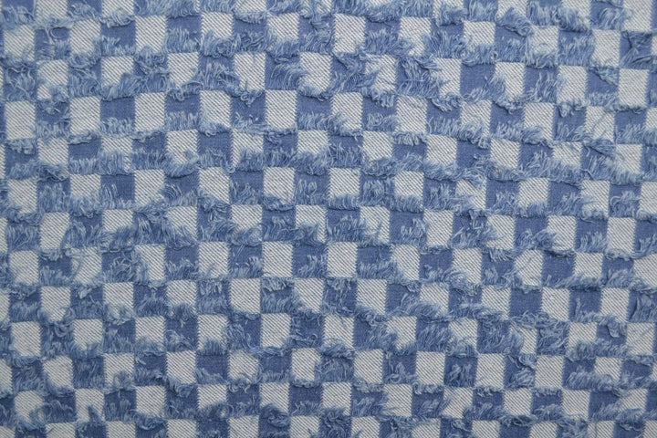 LYS BLÅ DENIM STOF MED TERNEDE FRYNSER – METERVARE TIL BUKSER & JAKKER