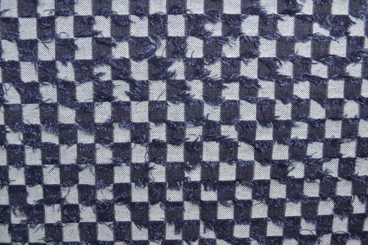 MØRKEBLÅ DENIM STOF MED TERNEDE FRYNSER – METERVARE TIL BUKSER & JAKKER