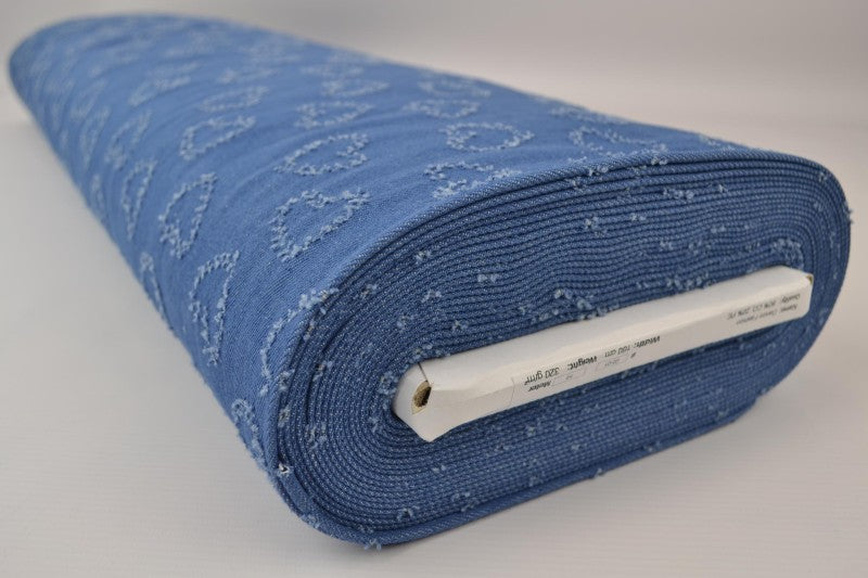 LYS BLÅ DENIM STOF MED HJERTEMØNSTER – METERVARE TIL BUKSER & JAKKER