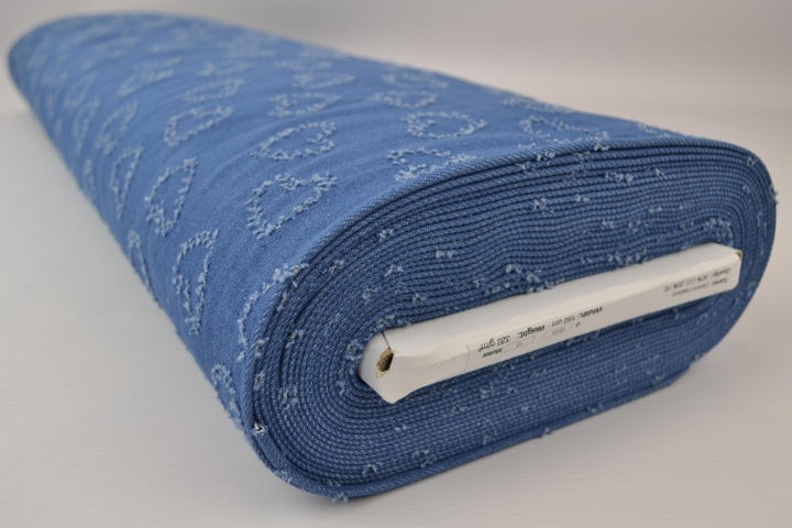 LYS BLÅ DENIM STOF MED HJERTEMØNSTER – METERVARE TIL BUKSER & JAKKER