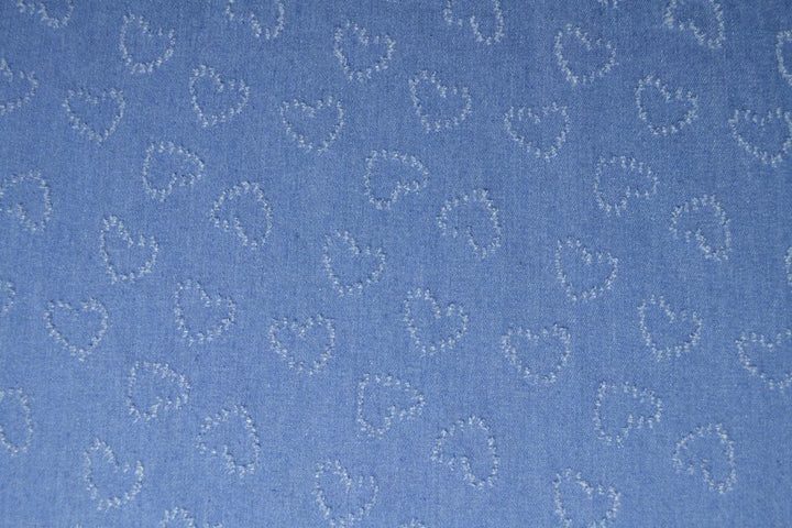 LYS BLÅ DENIM STOF MED HJERTEMØNSTER – METERVARE TIL BUKSER & JAKKER