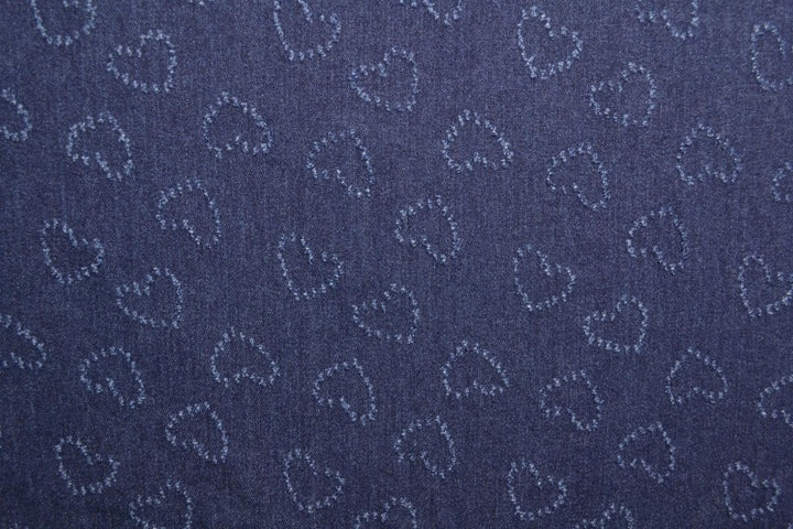 MØRKEBLÅ DENIM STOF MED HJERTEMØNSTER – METERVARE TIL BUKSER & JAKKER