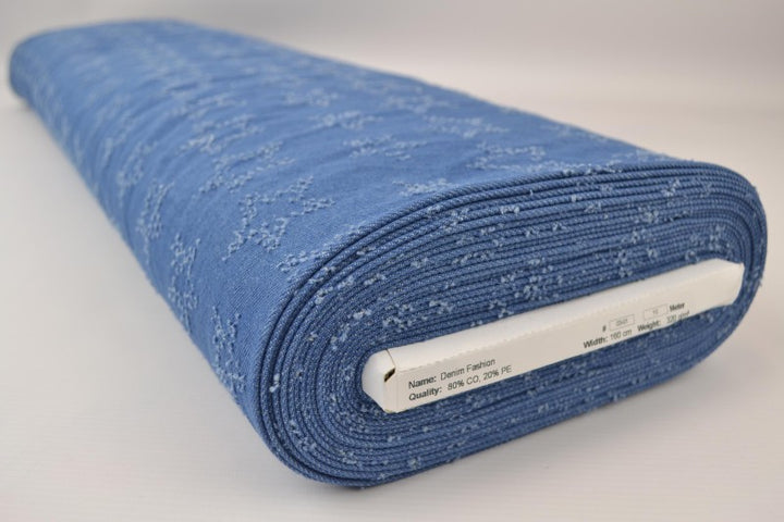 LYS BLÅ DENIM STOF MED STJERNEMØNSTER – METERVARE TIL BUKSER & JAKKER