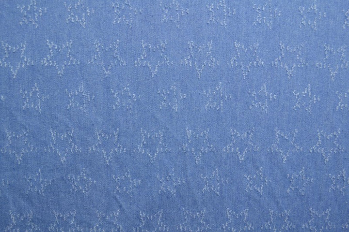 LYS BLÅ DENIM STOF MED STJERNEMØNSTER – METERVARE TIL BUKSER & JAKKER