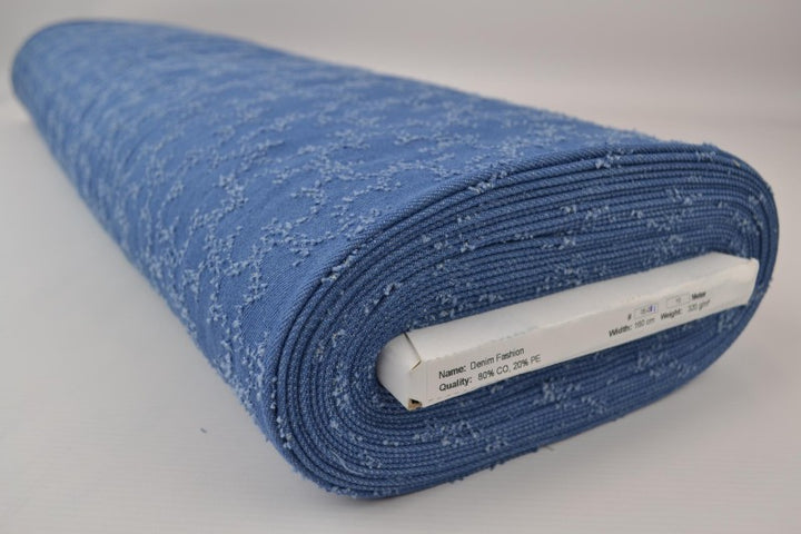 LYS BLÅ DENIM STOF MED SKYEMØNSTER – METERVARE TIL BUKSER & JAKKER