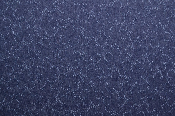 MØRKEBLÅ DENIM STOF MED SKYEMØNSTER – METERVARE TIL BUKSER & JAKKER