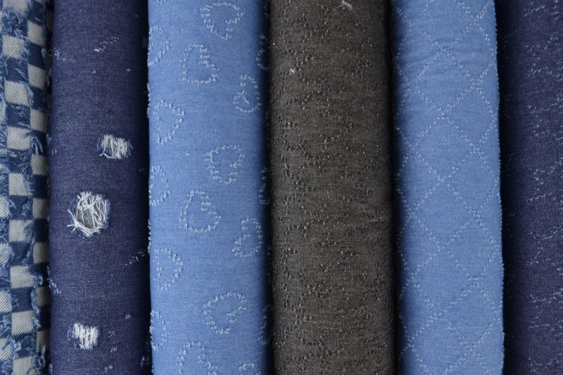LYS BLÅ DENIM STOF MED HJERTEMØNSTER – METERVARE TIL BUKSER & JAKKER
