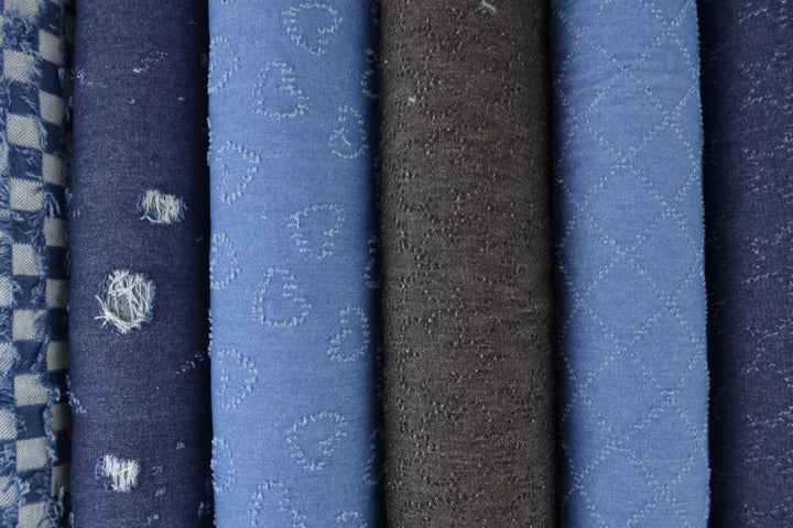 SORT DENIM STOF MED HJERTEMØNSTER – METERVARE TIL BUKSER & JAKKER